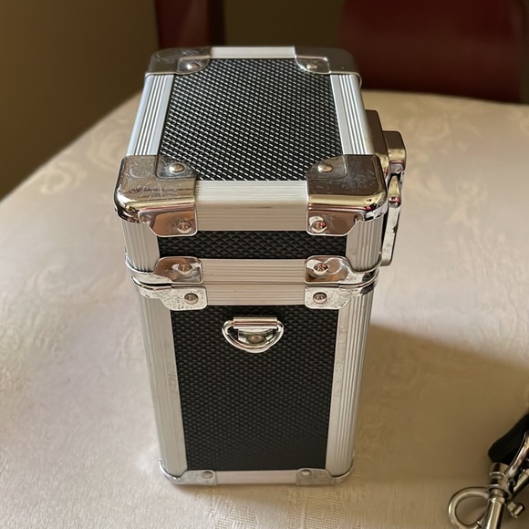 Vaultz reinforced locking camera case, beach Crossbody, travel case, used once - Picture 4 of 10